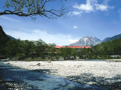 ホテル白樺荘は河童橋のたもと