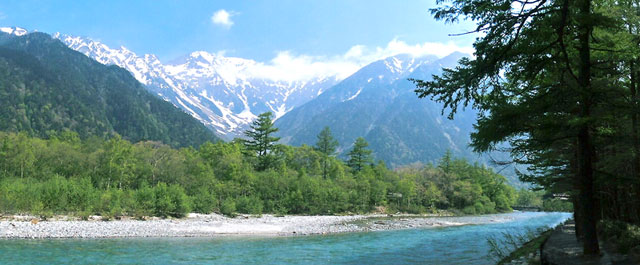 清流梓川と穂高連峰