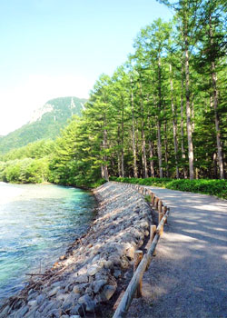 清流梓川と穂高連峰